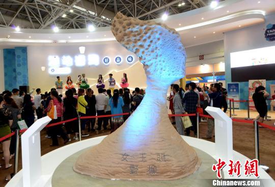 海交會臺灣館內一尊按照臺灣野柳地質公園的“女王頭”一比一復制的作品,吸引觀眾眼球。 記者劉可耕 攝