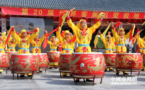祭祀現場鑼鼓聲天。 祭祀現場鑼鼓聲天。