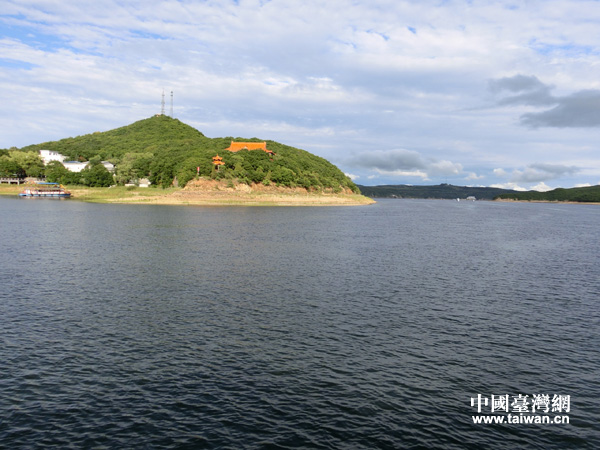鏡泊湖景色(中國臺灣網 王文英 攝) 鏡泊湖景色(中國臺灣網 王文英 攝)