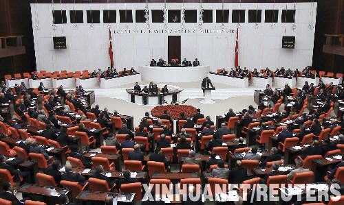 10月17日,在土耳其首都安卡拉,土議會(huì)成員舉行會(huì)議討論越境打擊庫(kù)爾德工人黨武裝的動(dòng)議。當(dāng)天,土耳其大國(guó)民議會(huì)通過(guò)了政府遞交的采取越境行動(dòng)打擊庫(kù)爾德工人黨武裝的動(dòng)議。 新華社/路透
