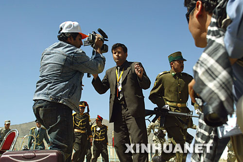 4月27日,在阿富汗首都喀布爾舉行的抗擊蘇聯入侵勝利16周年閱兵慶典上,阿富汗記者在發(fā)生武裝襲擊的現場進行報道。當天,阿富汗抗擊蘇聯入侵勝利16周年閱兵慶典遭到塔利班武裝襲擊,多名阿富汗官員受傷,總統卡爾扎伊及時撤離沒有受傷。塔利班武裝發(fā)言人穆賈希德隨后聲稱對襲擊事件負責。 新華社發(fā)(扎比攝)