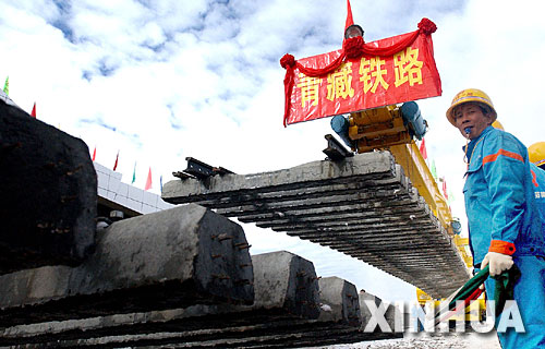 一名青藏鐵路建設(shè)者正在指揮鋪軌。2005年8月24日,隨著青藏鐵路在海拔5072米處成功鋪軌,中國(guó)人創(chuàng)造了世界鐵路最高點(diǎn)的紀(jì)錄(資料照片)。 青藏鐵路從西寧至拉薩全長(zhǎng)1956公里,是世界上海拔最高、線(xiàn)路最長(zhǎng)、穿越凍土里程最長(zhǎng)的高原鐵路。把鐵路修進(jìn)西藏是幾代中國(guó)人的夢(mèng)想,但這一想法直到新中國(guó)成立后才逐漸變?yōu)楝F(xiàn)實(shí)。青藏鐵路一期工程西寧至格爾木段于1958年開(kāi)工,1984年交付營(yíng)運(yùn)。但限于當(dāng)時(shí)國(guó)家的經(jīng)濟(jì)實(shí)力以及高原、凍土等筑路技術(shù)難題尚未解決,格爾木至拉薩段被迫停建。2001年6月,國(guó)家總投資330.9億元?jiǎng)庸ば藿ㄇ嗖罔F路二期工程。這一工程跨越昆侖山、唐古拉山,通過(guò)多年凍土層和大片“生命禁區(qū)”,是人類(lèi)鐵路建設(shè)史上亙古未有的穿越。它的建成將為神秘而古老的青藏高原帶來(lái)新的生機(jī)和活力! 新華社發(fā)