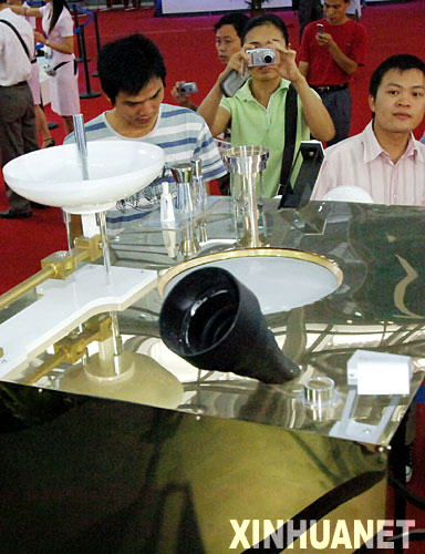 10月13日,觀眾在高交會展廳里參觀“嫦娥一號”人造月球衛星模型。